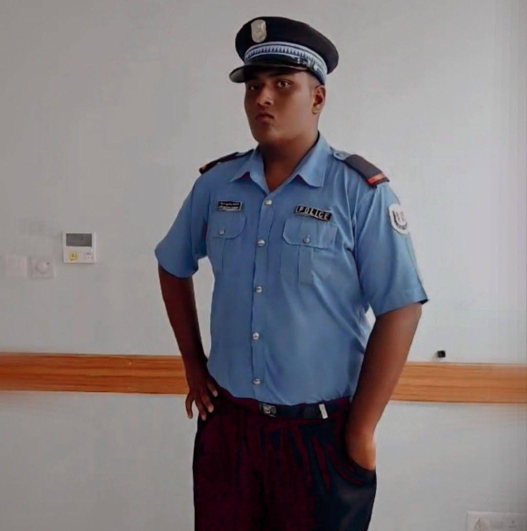 އަޙުސަން ޕޮލިސް ޔުނީފޯމުގައި